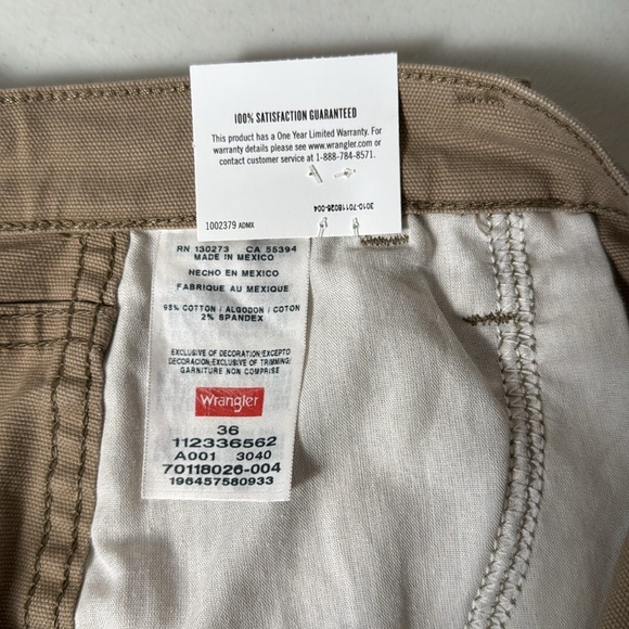 NWT-Wrangler Flex Fit carpenter shorts - Picture 4 of 8